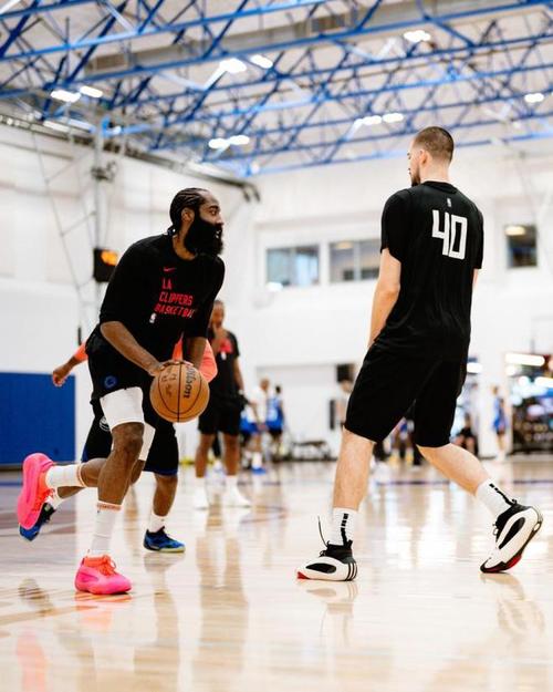 快船晒今日训练照：小卡持球卢指挥跑位 哈登投篮&比尔运球瞬间