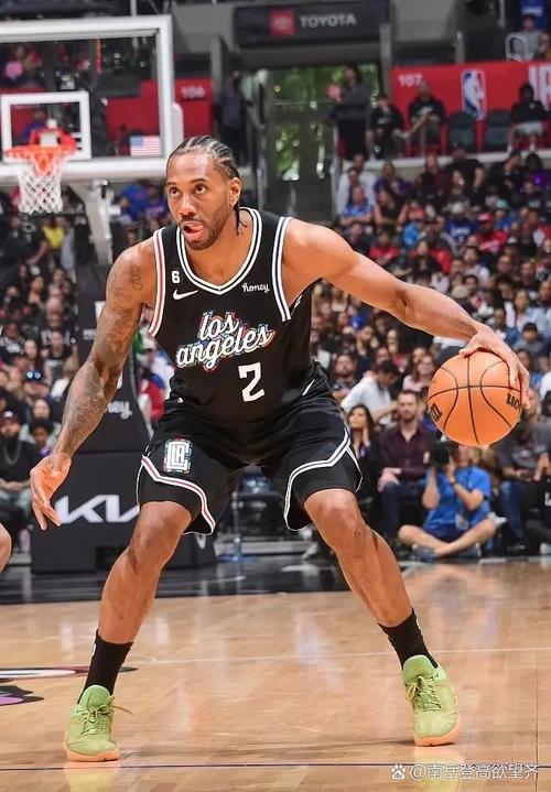 小卡：训练营里每个人都做得很棒 年轻球员防守端沟通进步明显