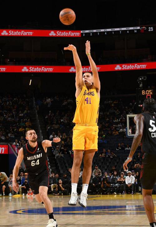 夸梅：布朗尼不像NBA球员&没篮没防守没身高 更适合做游戏主播