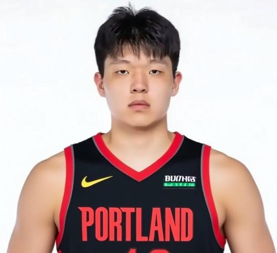 当年杨瀚森在山东打青年联赛时 徐长锁发掘了他并引进到青岛