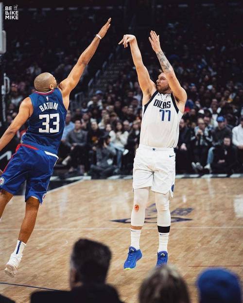 手感火热！浓眉挡拆牢牢挂住防守人 弗拉格大空位三分空心入网