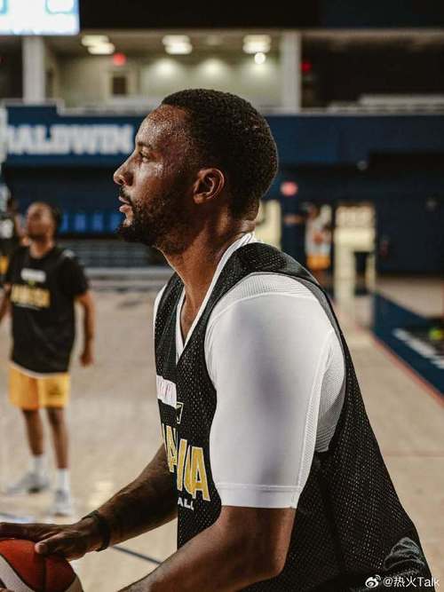 火力凶猛！鲍威尔半场12中6砍下18分2板1助