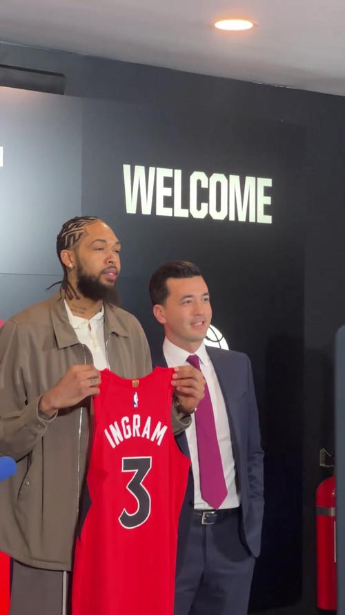 上演猛龙首秀！英格拉姆上半场10投5中砍下13分