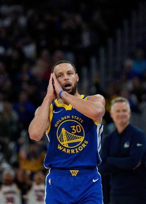 还得看你！库里空中失衡出手不规则三分 成功打3+1