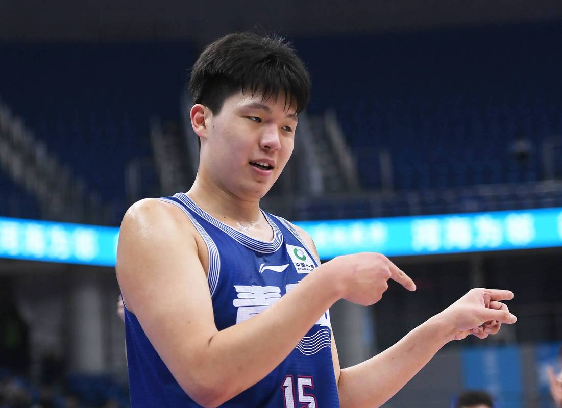 媒体人：杨瀚森在CBA形成的移动掩护坏习惯 在最后时刻暴露出来