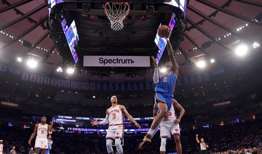 差之毫厘！亚库乔尼斯排球二传 哈克斯篮下对抗打铁错失扳平良机