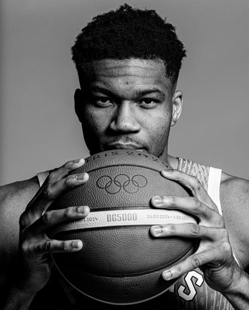 这肌肉的压迫感！字母哥晒新赛季定妆照：生涯第13个赛季 冲呀