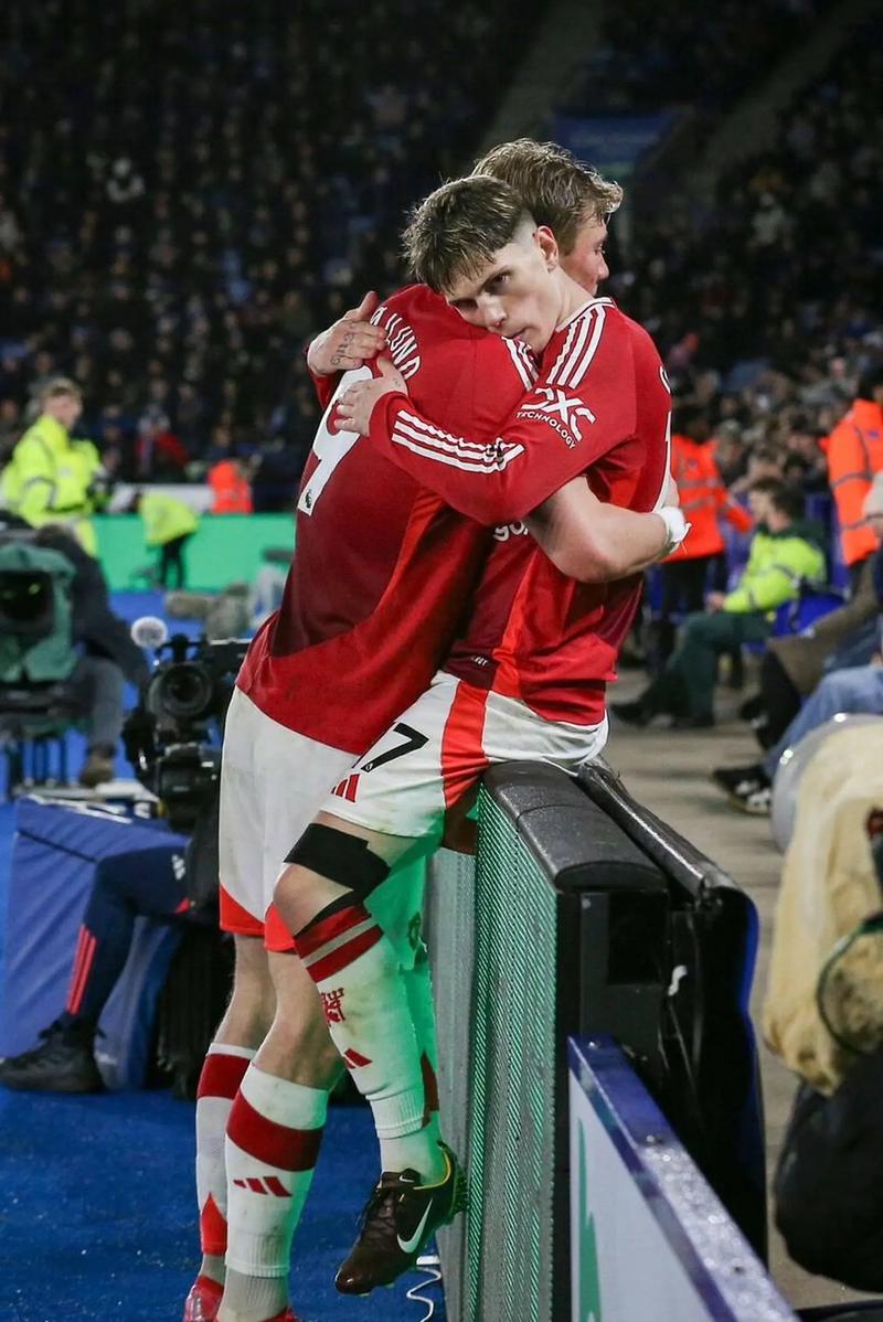 2射1传！霍伊伦庆祝胜利：远征客场轰入6球+领跑小组，太美妙了