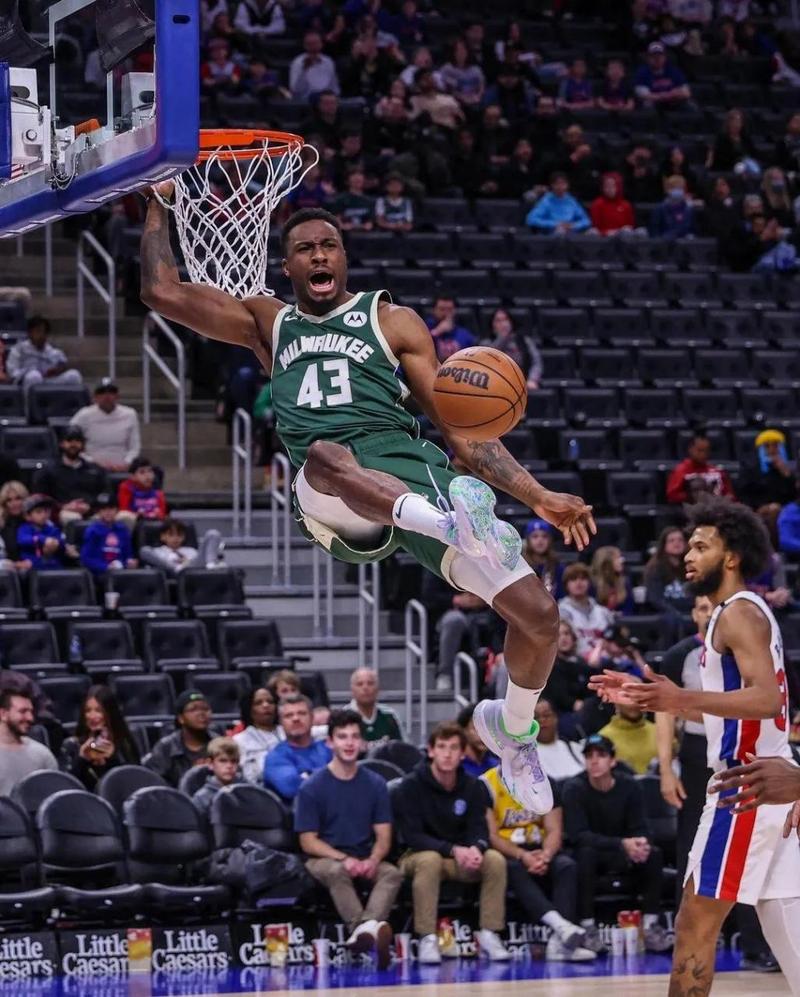 不敢信！字母哥哥闪转腾挪突破拉杆上篮 字母哥抱头“Oh my god”