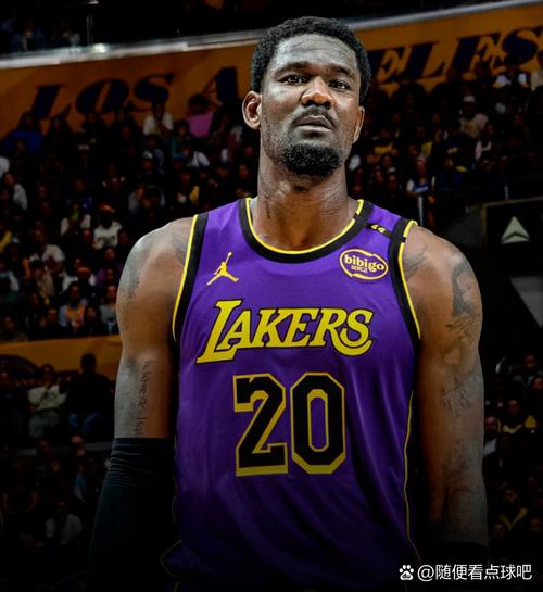 詹姆斯因伤缺席后最需挺身而出的湖人球员?BR记者:艾顿!