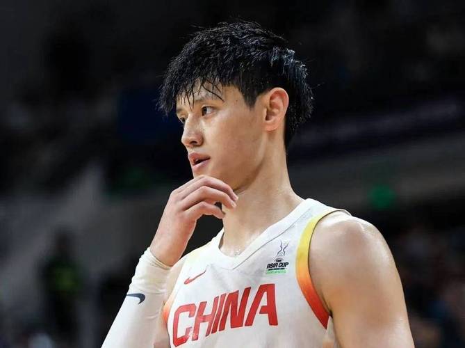 曾凡博篮网首秀登场10分钟但零出手！吧友们觉得原因是什么？