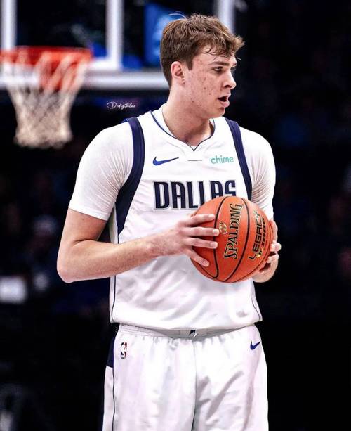 大局观在这！状元弗拉格抢断速推反击 冷静助攻鲍威尔轻松上篮！