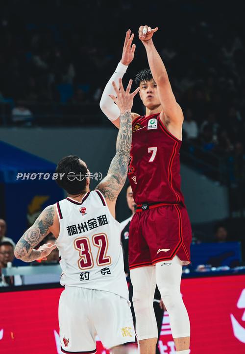 媒体人：教练没布置让曾凡博投篮的战术 小曾还需时间去适应比赛