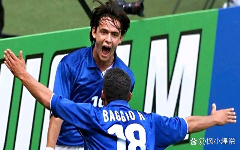 传奇🤝传奇！济科和巴乔在巴西vs意大利传奇赛前见面拥抱