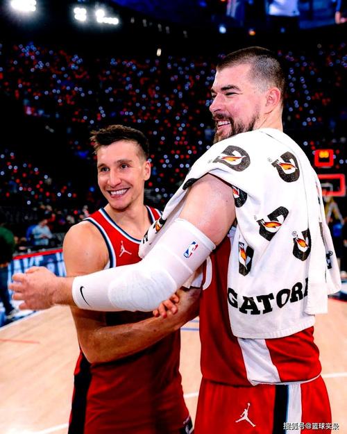 灯泡组合！祖巴茨：比尔在太阳时没控卫 这里有最佳控卫中的两个