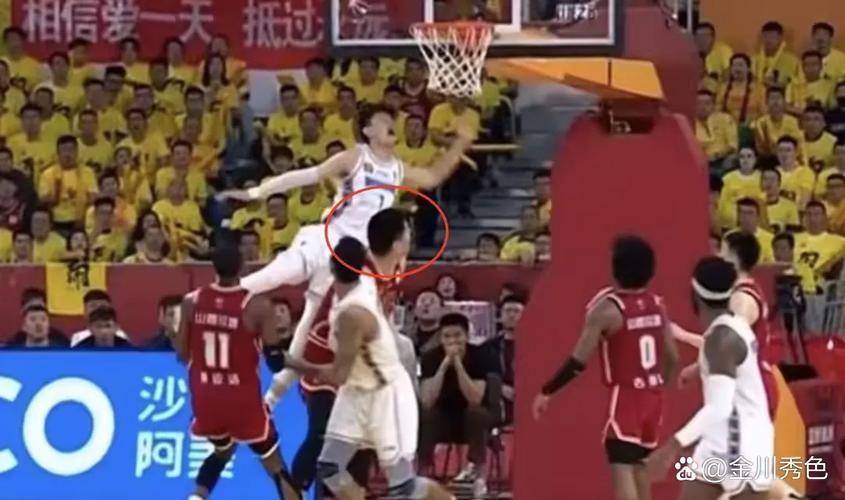 是偶像也是爸爸队友！周琦儿子“糊糊”被曾凡博抱起 2人亲密互动