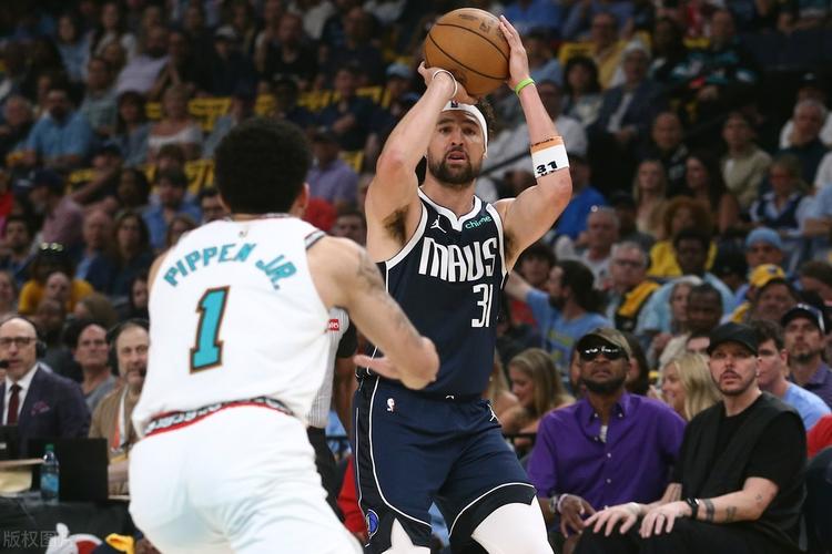 连续得分！三球靠住克莱迎着莱夫利抛投再中