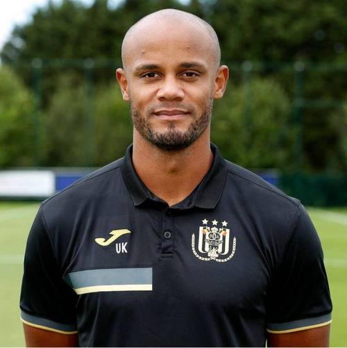 曼晚：孔帕尼专程飞回曼市包下五星级酒店，为妻子庆祝40岁生日