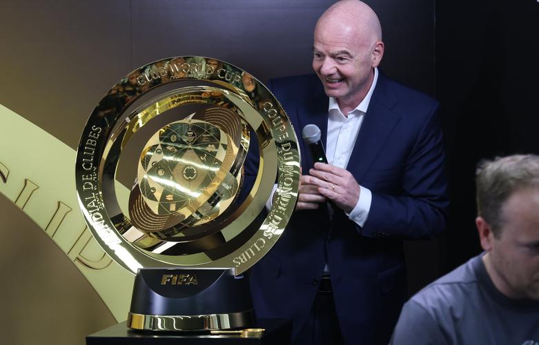 衣锦还乡!登贝莱带着金球奖回到家乡,向家乡人民展示金球