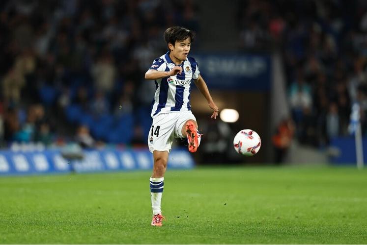 伊东纯也社媒庆祝胜利，久保建英评论：你的传中如激光般精准