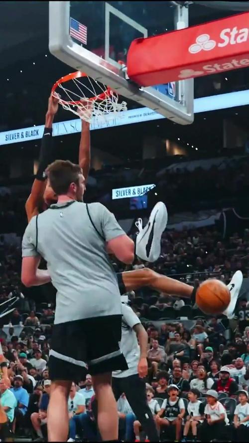 文班亚鲨？文班撞飞对手 随后上演凶残大猩猩暴扣！