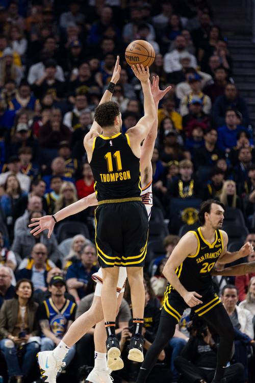 得积累经验！克莱连续打5号秀贝利 先造三分犯规再突破上篮2+1