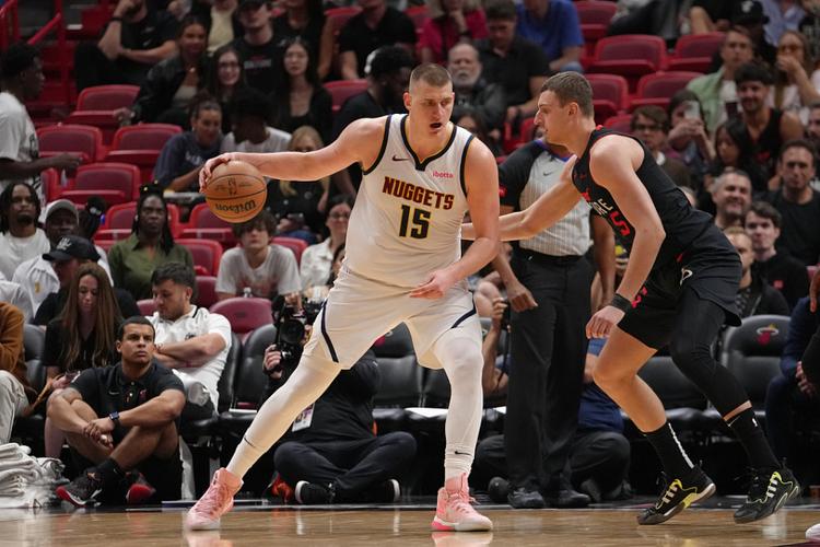 打得还行！哈克斯14中7拿下17分4板3助1帽