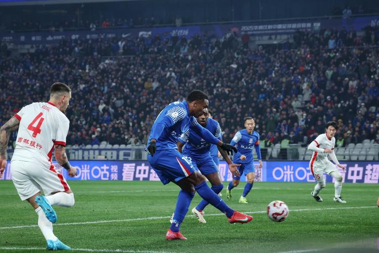 北京时间10月17日20:00,中超联赛第21轮,上海申花客场2-1获胜