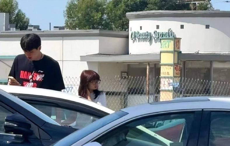 小杨在替补席落泪了！杨瀚森女友晒驾车照打趣：接小哭包咯