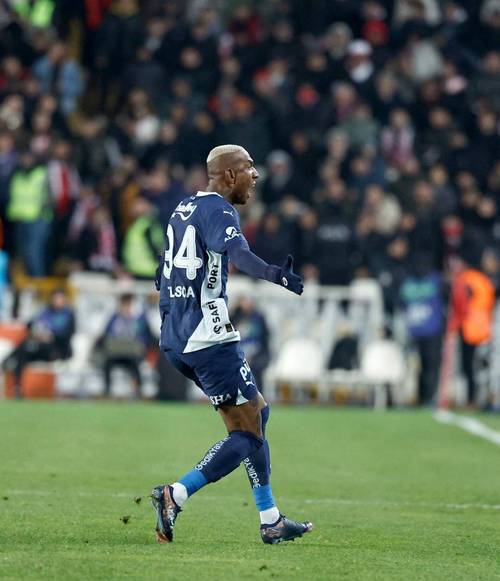 蜜月期过了!土媒:费内巴切甩卖塔利斯卡,500万年薪成球队累赘