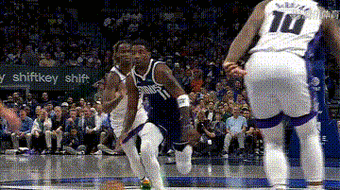 别闹伤还没好呢😂！欧文训练时想和浓眉单挑 被基德及时制止