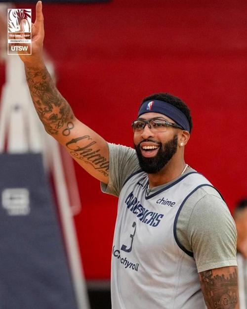 新赛季冲！独行侠晒球队训练照：浓眉冥想 弗拉格激情拍掌