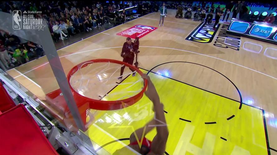 生猛！墨菲抢断反击一条龙 滑翔暴扣打停绿军