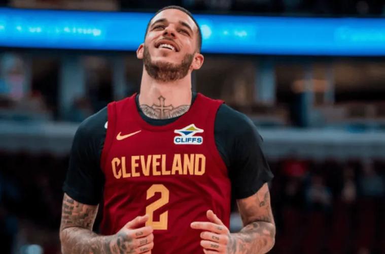 阿特金森:朗佐-鲍尔今天将先发出战 仍有出场时间限制