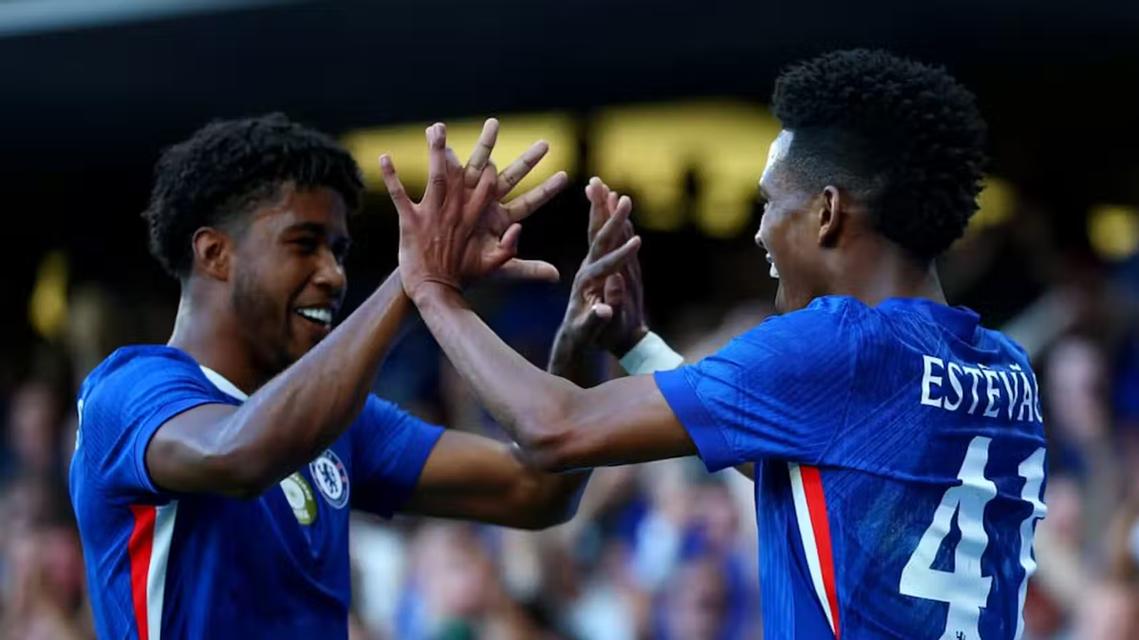 恩佐社媒晒图庆祝德比获胜：再一次……伦敦是蓝色的💙🦁