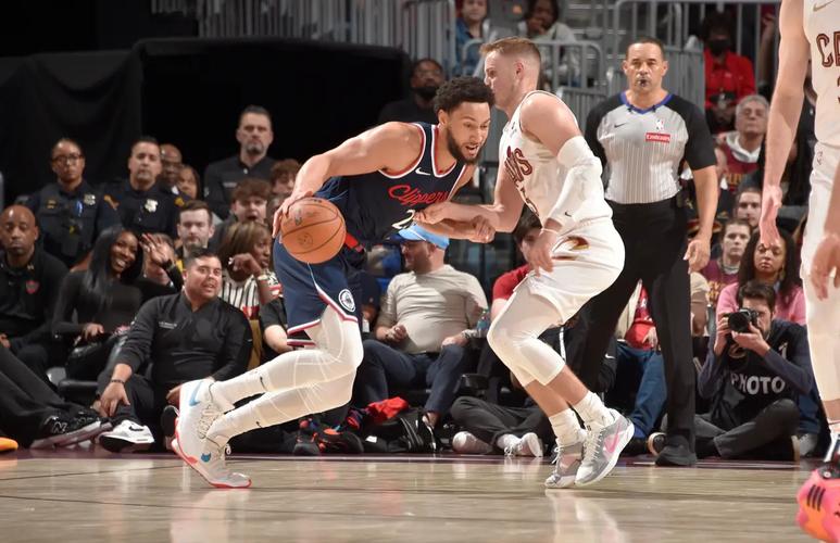 太准了！黄蜂首节三分球13中7&命中率超五成 轰39分领先爵士14分