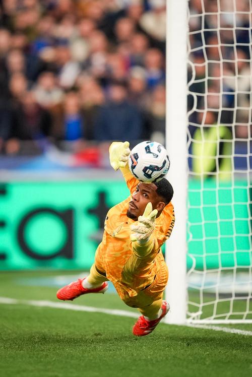 7次扑救+扑点，官方：迈尼昂当选AC米兰1-0罗马队内最佳球员