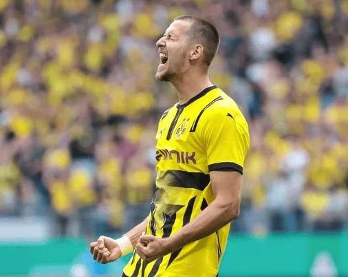 德媒：参加球队合练，多特中卫施洛特贝克有望对阵曼城时复出