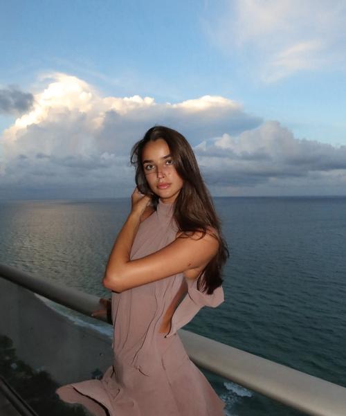 太阳报：47岁女模特自曝昔日往事，曾与足坛帅哥格拉利什接吻