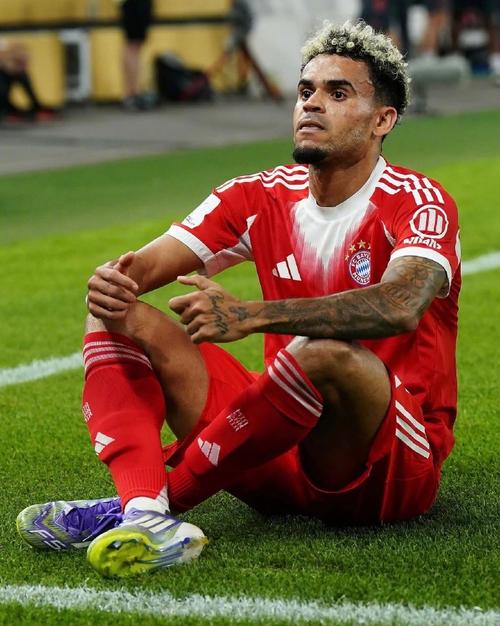 迪亚斯为红牌道歉？斯坦尼西奇开玩笑：并没有，我们感谢他的进球