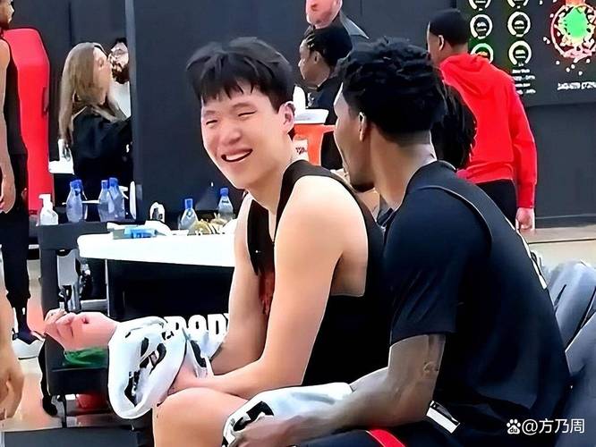 没上场但心情不错！杨瀚森坐在在替补席第二排和队友有说有笑