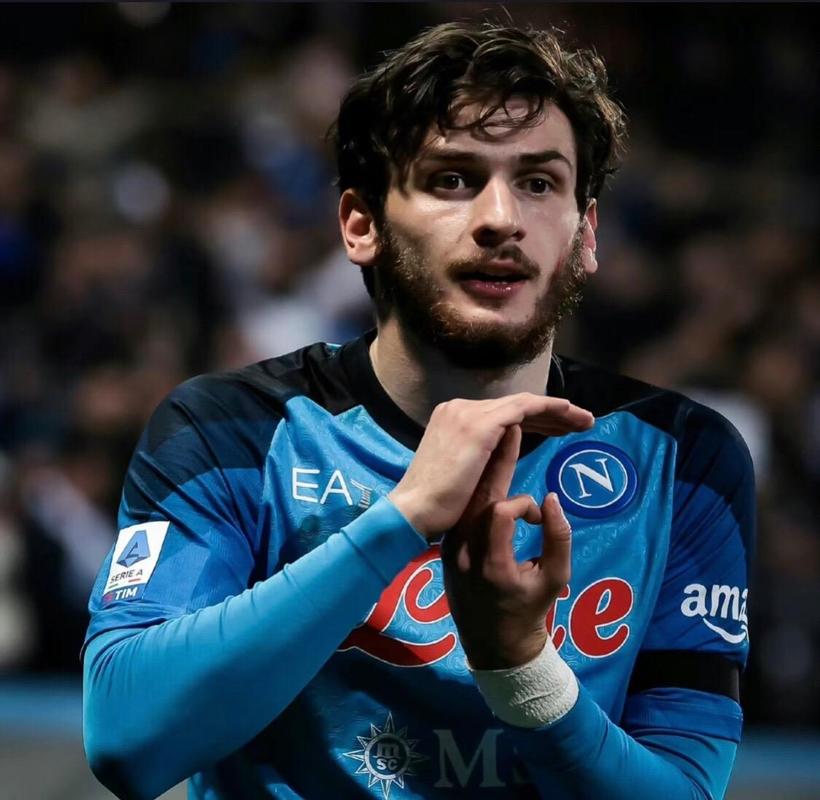 克瓦拉茨赫利亚：拜仁非常强且少打一人防守也很好 诺伊尔是传奇