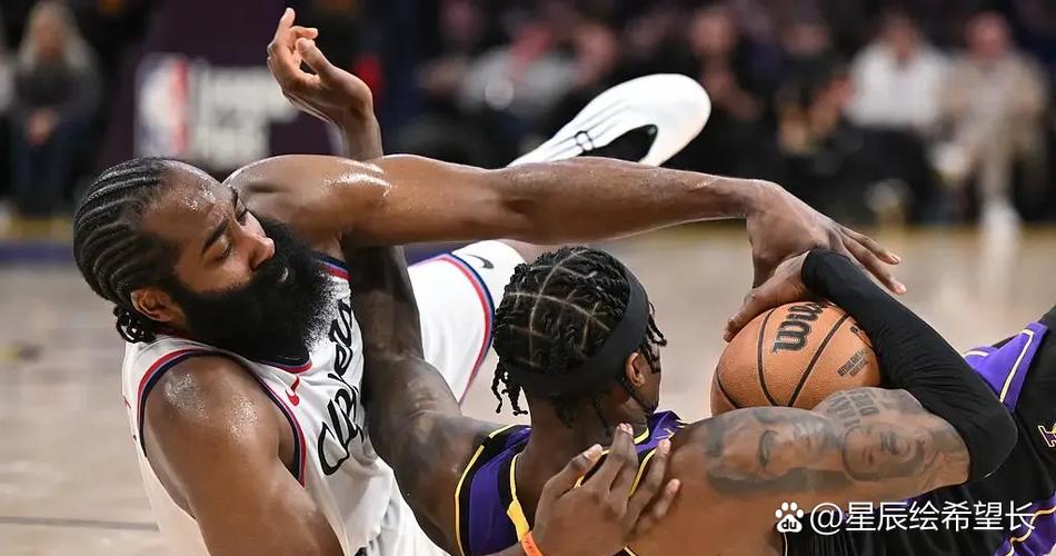 机会出来了没把握住！祖巴茨身后下手摁住球&与鲍威尔争球