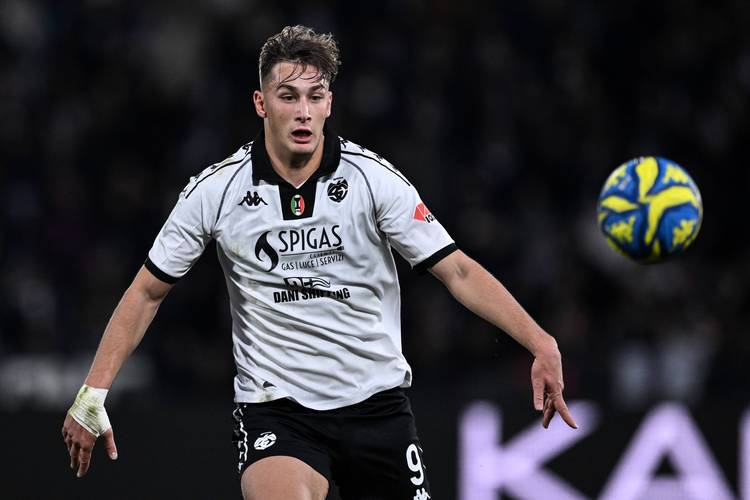 💪继续努力小伙!20岁国米前锋埃斯波西托获得意大利金童奖