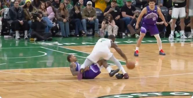 这不是犯规？基昂特-乔治滑倒铲翻杰伦-布朗 裁判没有吹罚