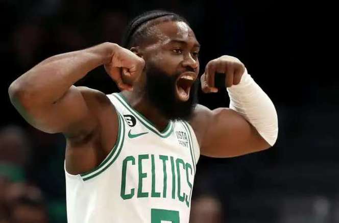 杀死自己！杰伦-布朗最后一攻推倒对手被吹犯规 绿军挑战失败