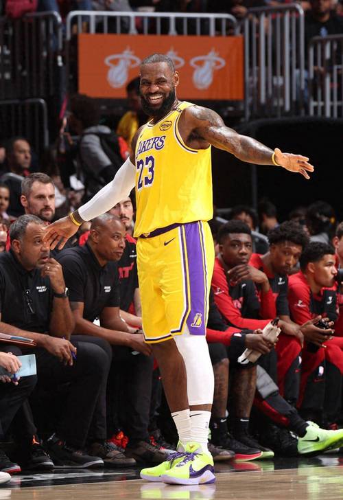 效率不高！卡梅隆-托马斯24投10中 空砍25分&正负值-13