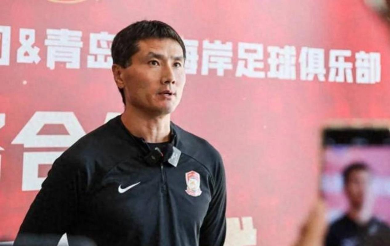 记者谈邵佳一：连续逼平海港的教练不多，若更多沉淀再带国足更好