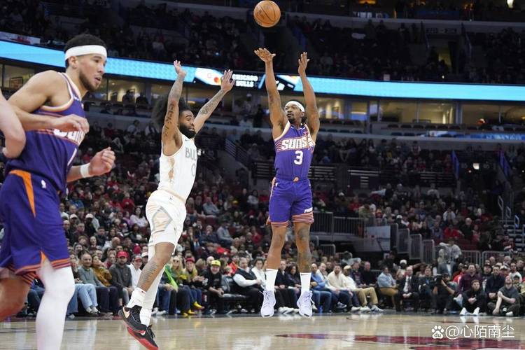 有点仓促！布克强攻再被吹进攻犯规 太阳挑战失败