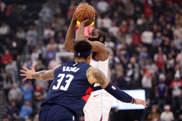 本季哈登在场快船进攻效率119.5&联盟第4 他下场后101.1联盟垫底